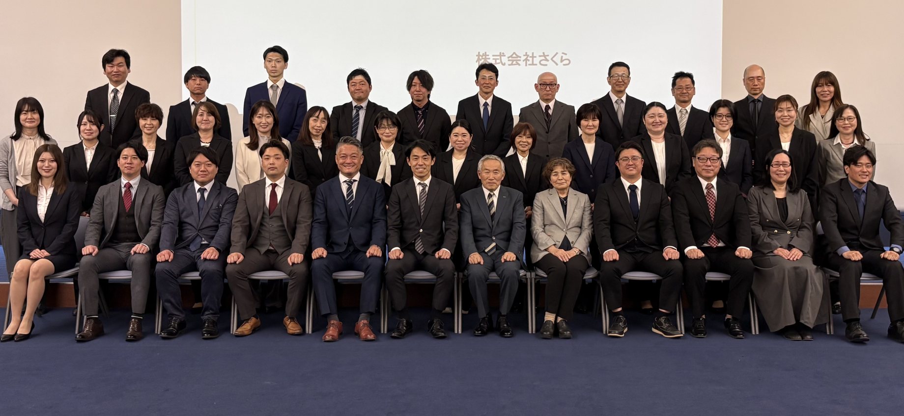 株式会社さくら スタッフ集合写真