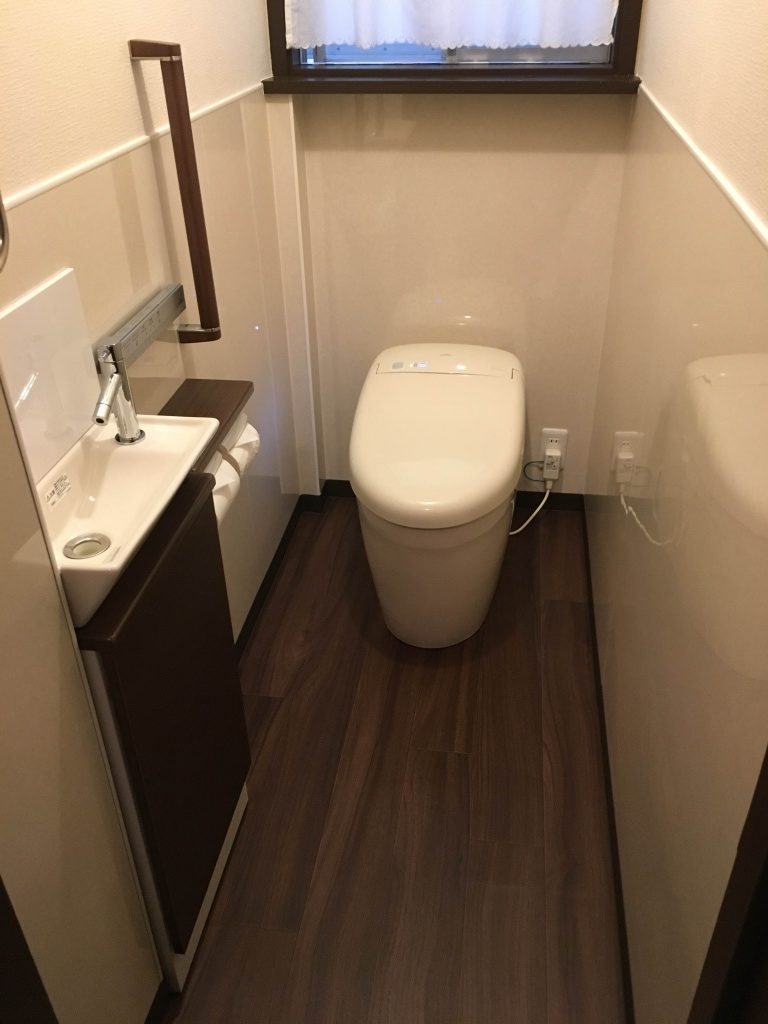 断熱仕様で冬も安心トイレ 【トイレリフォーム・タンクレス・節水・断熱】