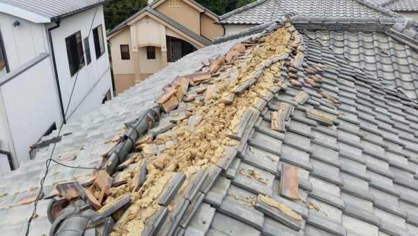 地震後の屋根