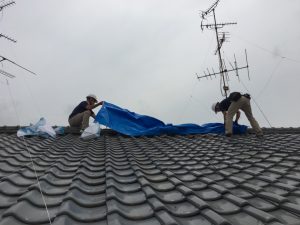 地震屋根棟崩れ