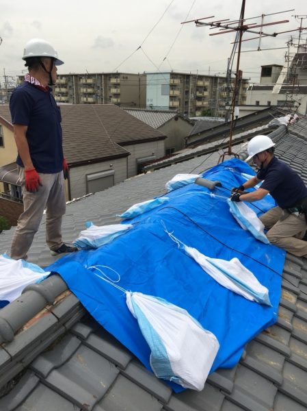 地震屋根棟崩れ